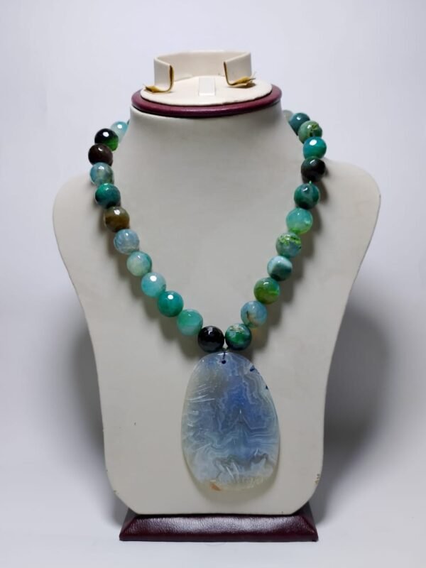 IMG-20240614-WA0034 green Suleimani agate necklace, paired with a stunning Yemeni agate pendant